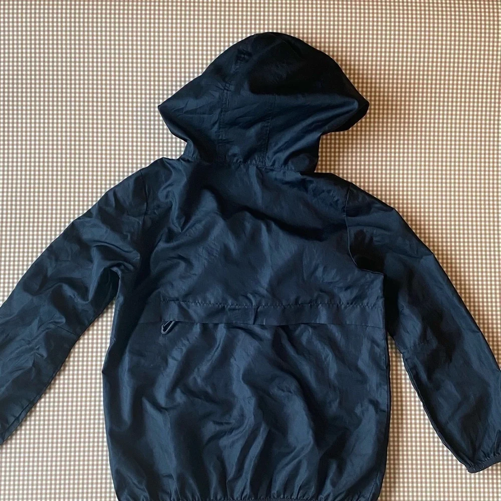 Converse lightweight windbreaker jacket.‎ Size 8-10yrs